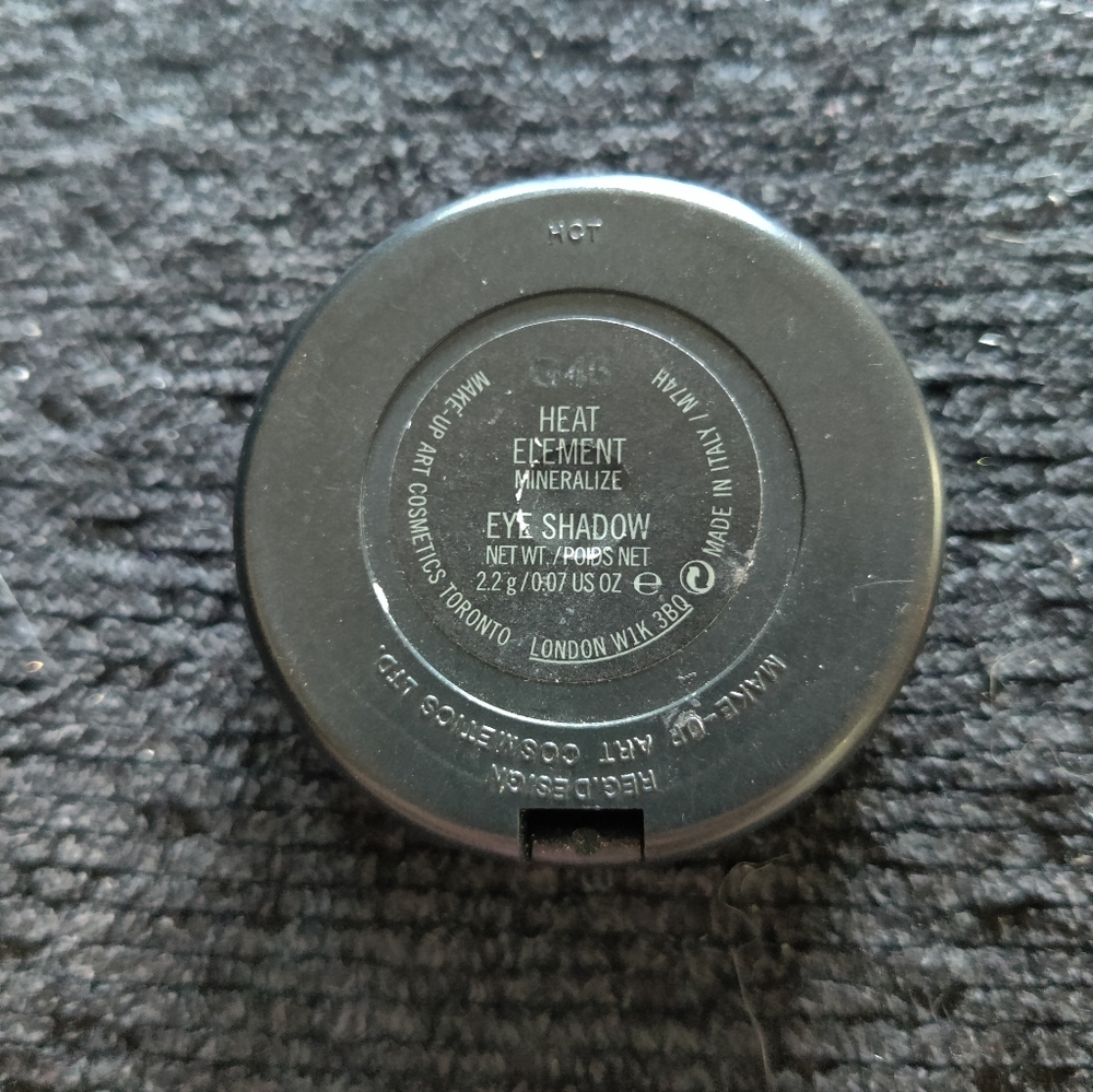 NEW MAC Cosmetics Mineralize Eye Shadow: Heat Element - Picture 4 of 4